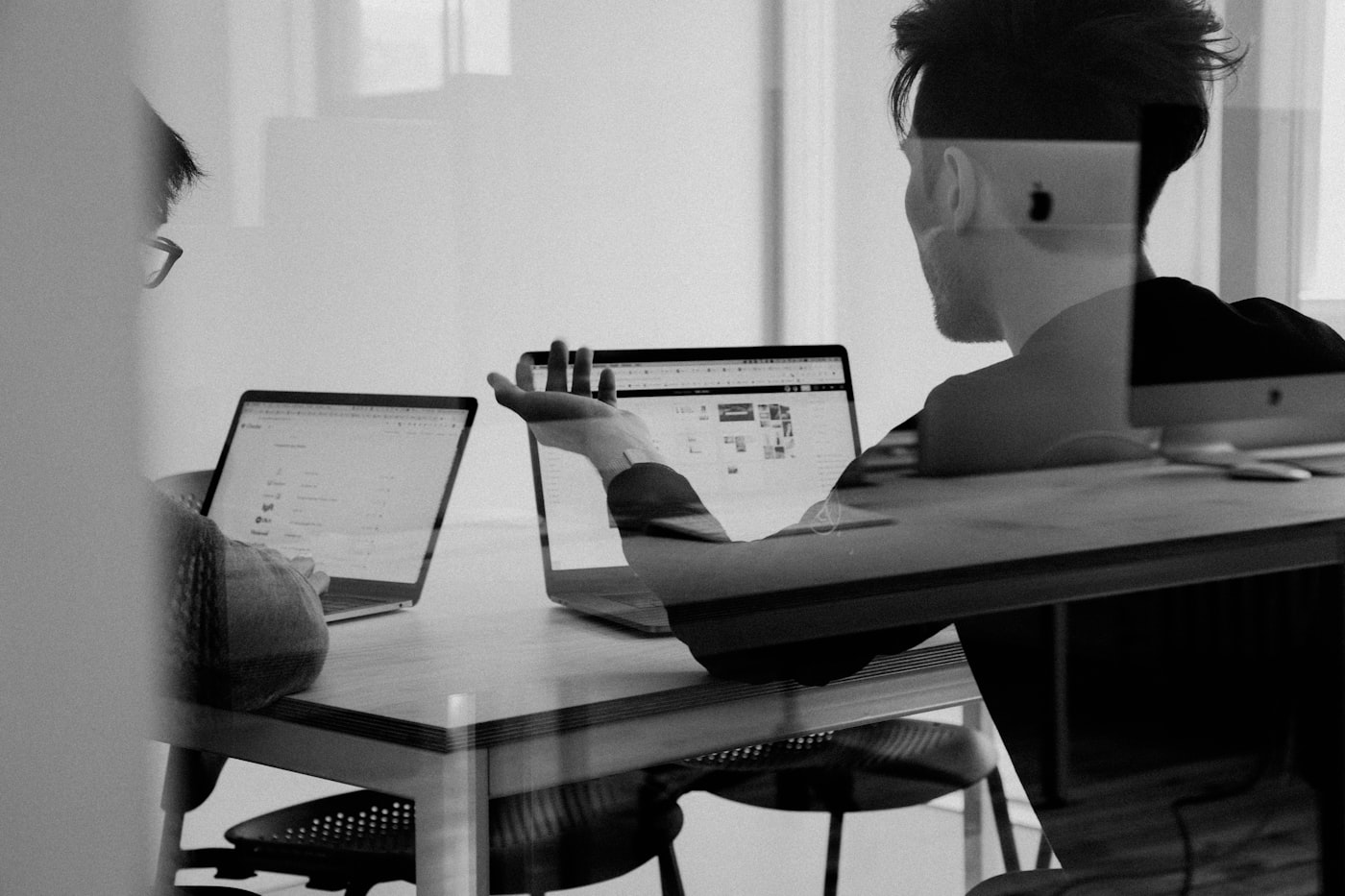 notizen und laptop am arbeitstisch